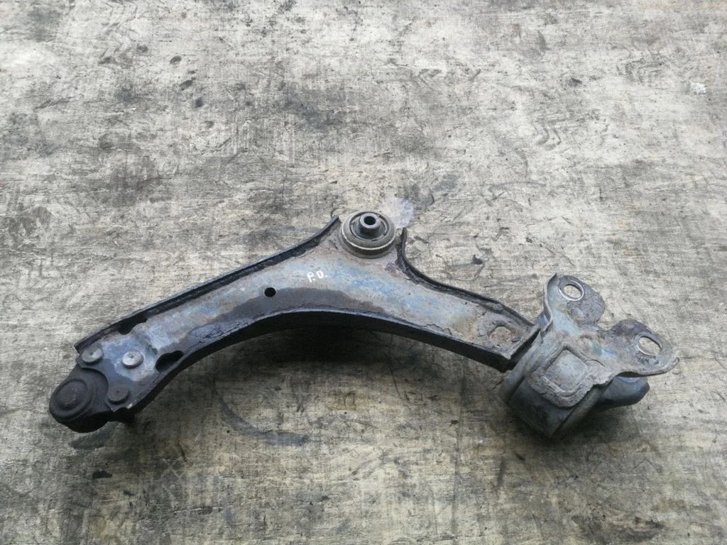 Front lower control arm/wishbone – right