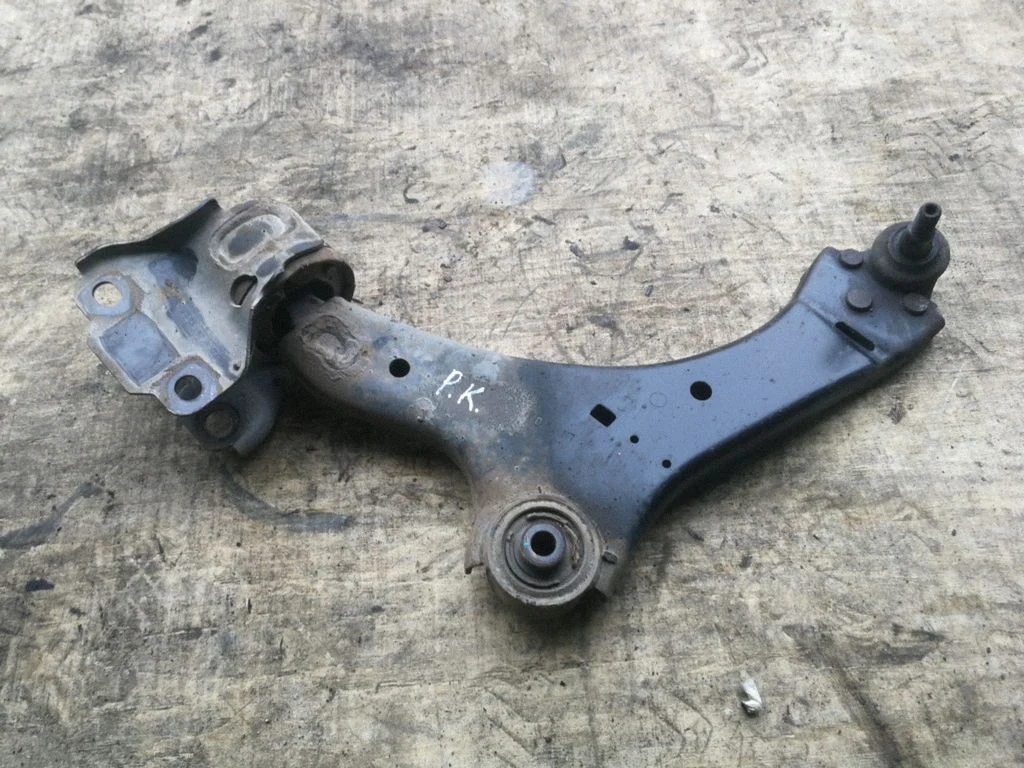 Front lower control arm/wishbone – left