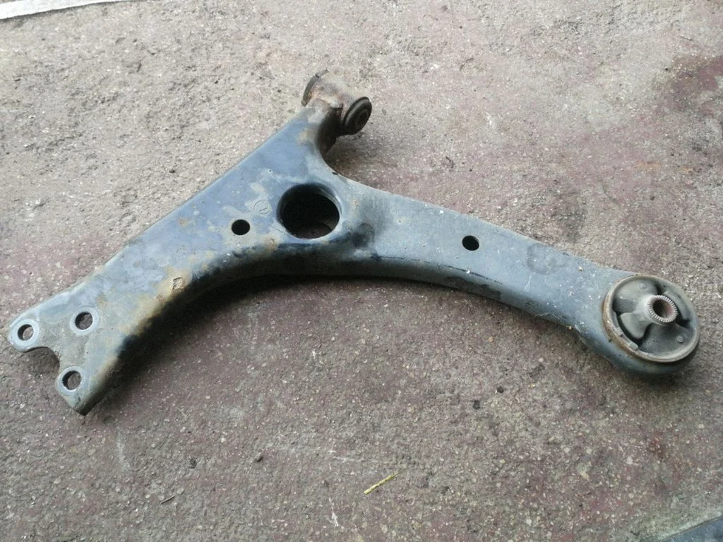 Front lower control arm/wishbone – left