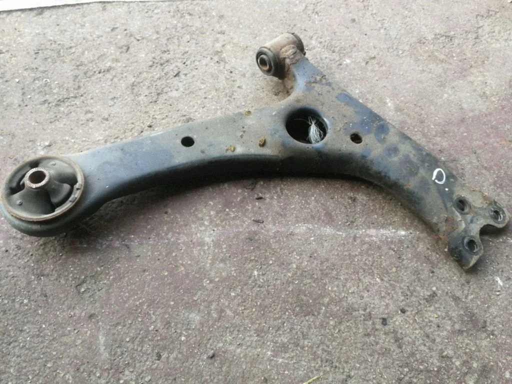 Front lower control arm/wishbone – right