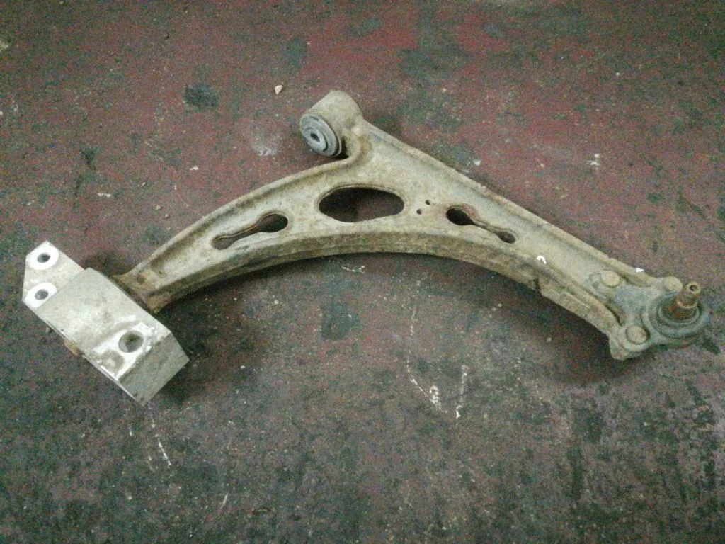 Front lower control arm/wishbone – right