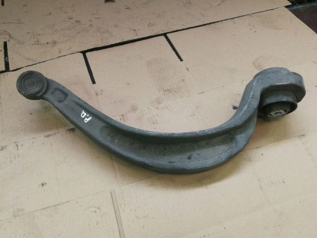 Front lower control arm/wishbone – right
