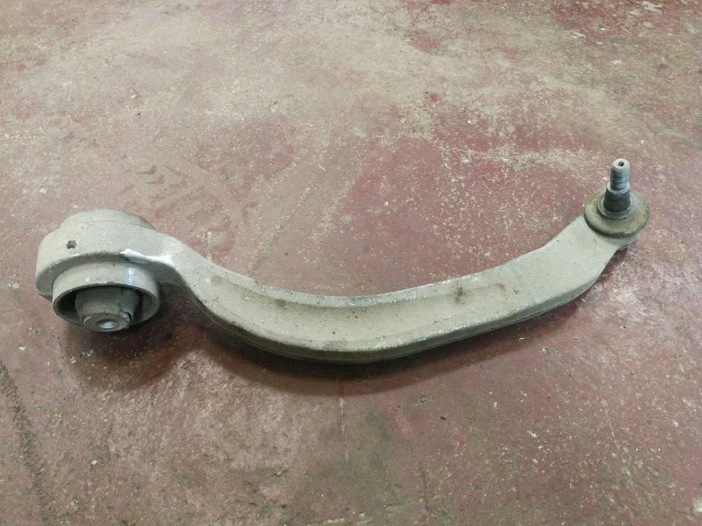 Front lower control arm/wishbone – left