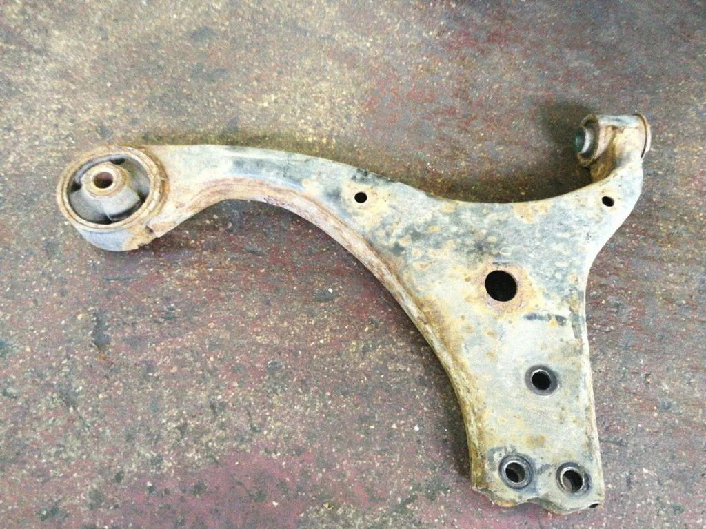 Front lower control arm/wishbone – right