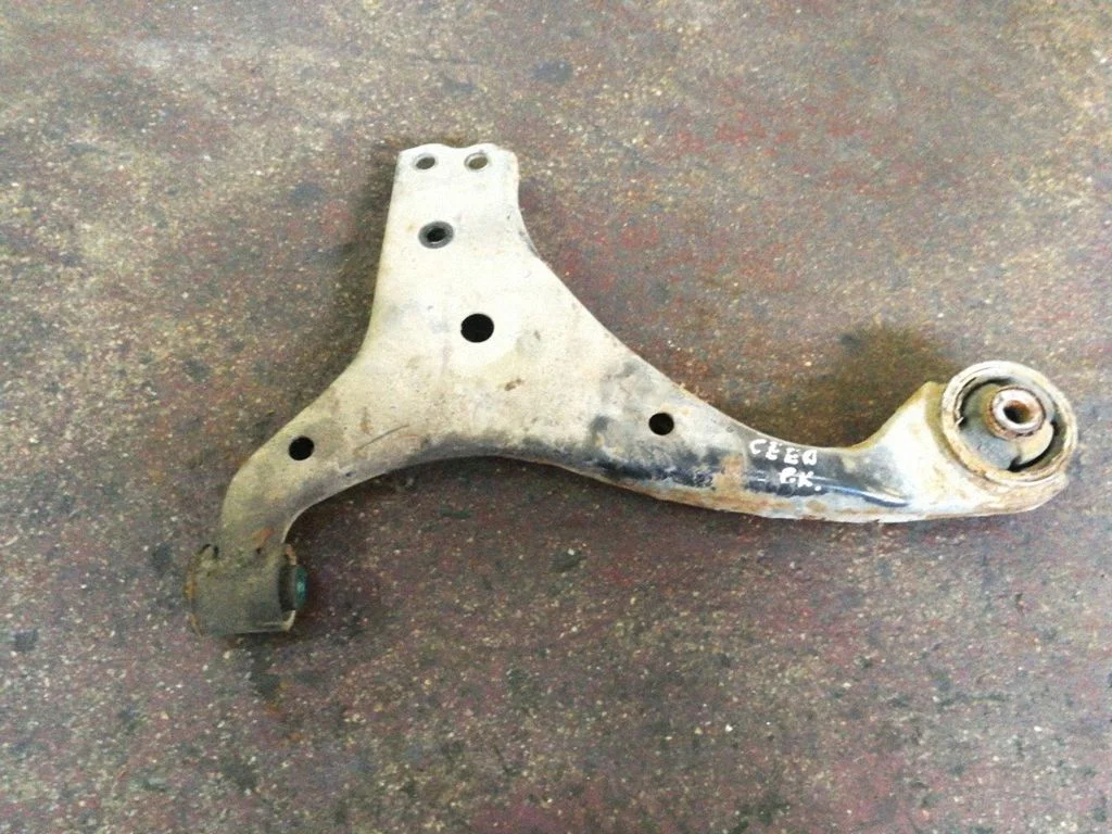 Front lower control arm/wishbone – left
