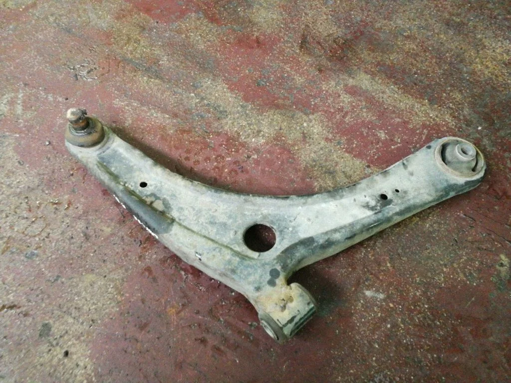 Front lower control arm/wishbone – front right