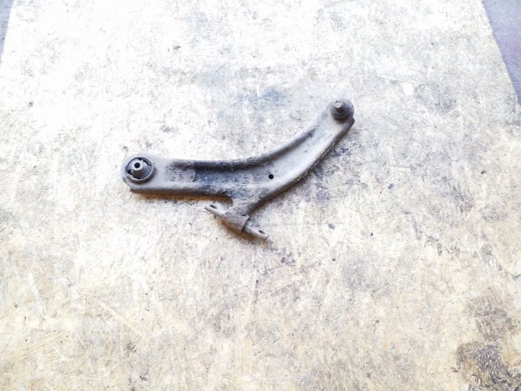 Front lower control arm/wishbone – left