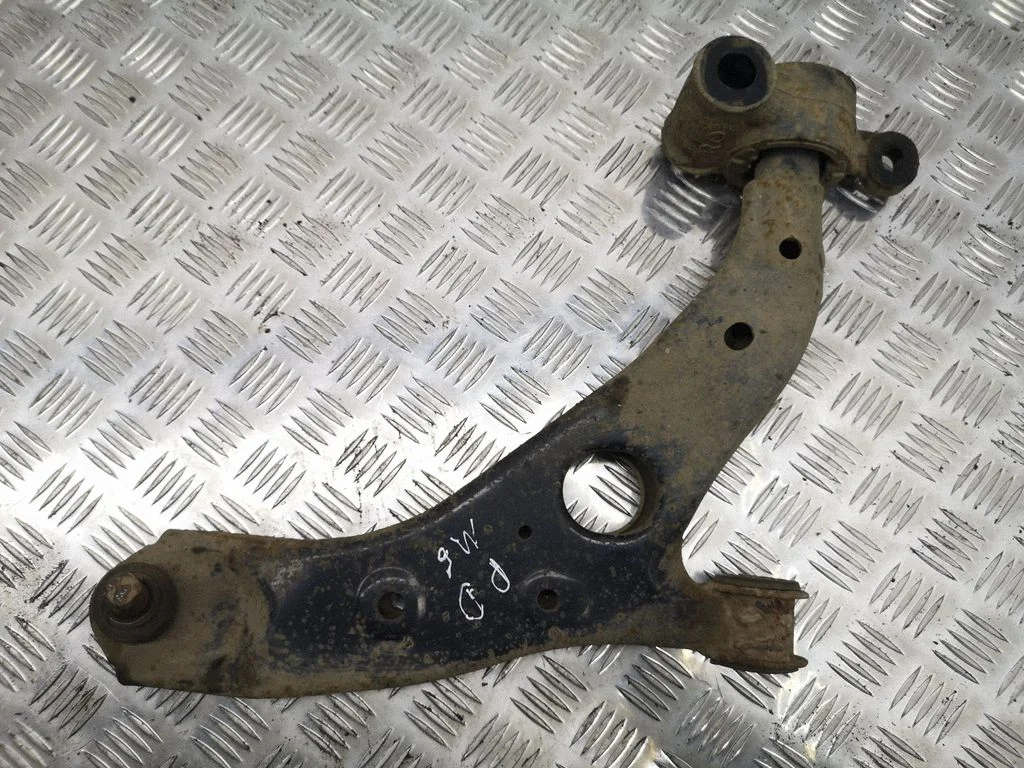 Front lower control arm/wishbone – right