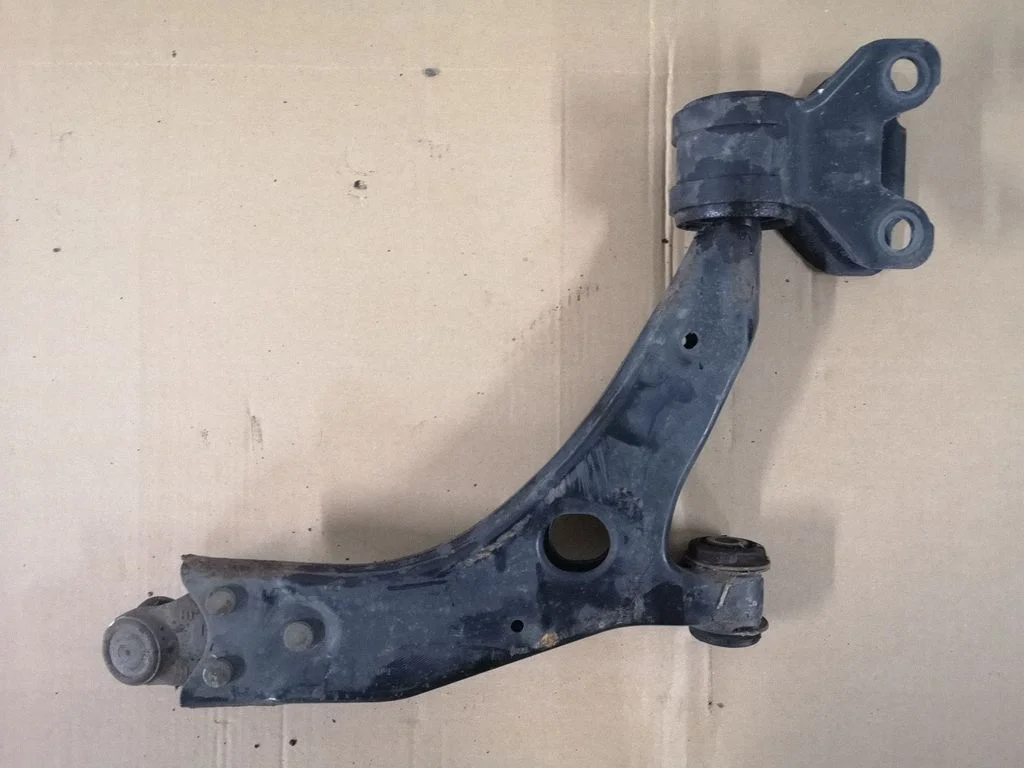 Front lower control arm/wishbone – left