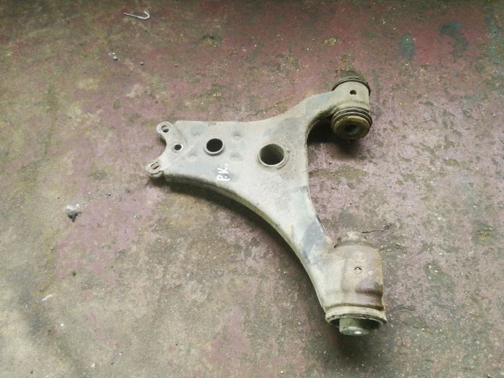 Front lower control arm/wishbone – left