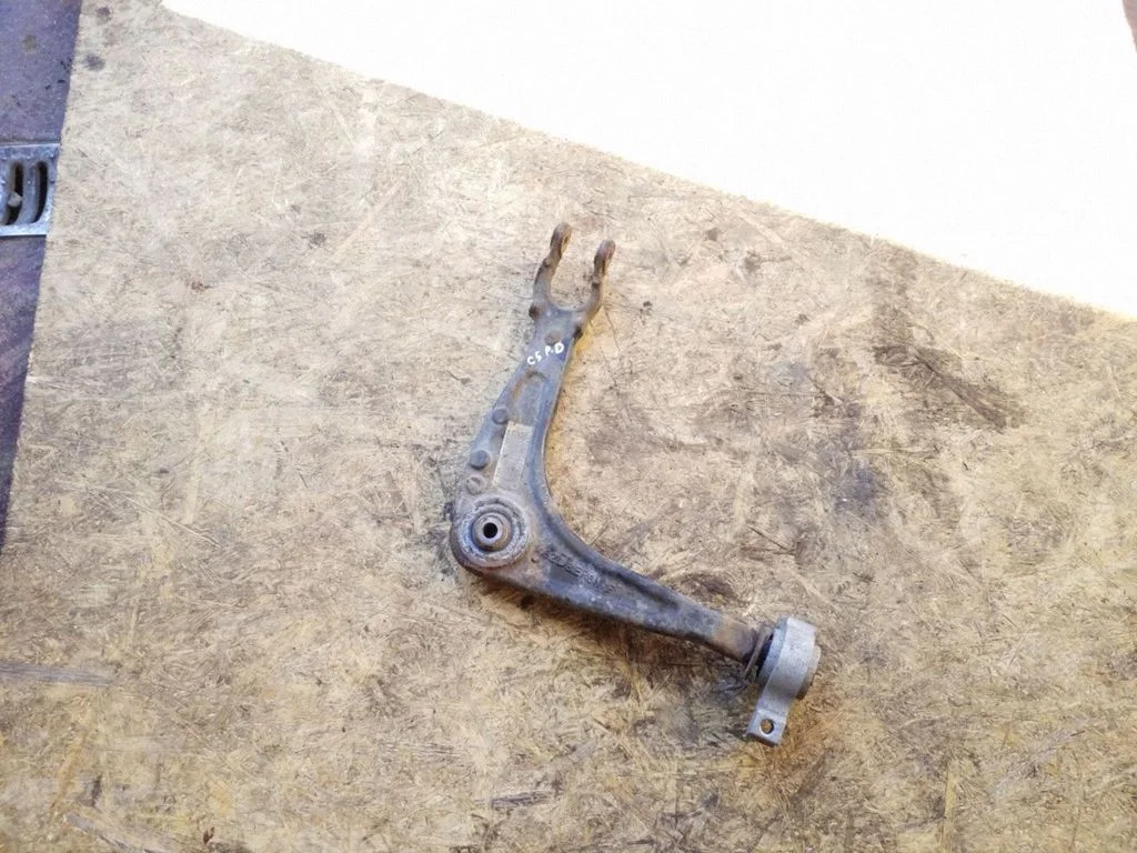Front lower control arm/wishbone – right