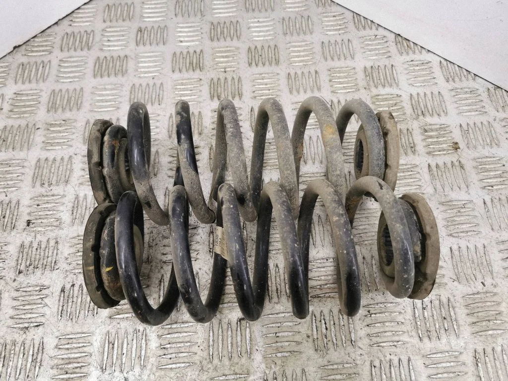 Tagumine keerdvedru 95107103