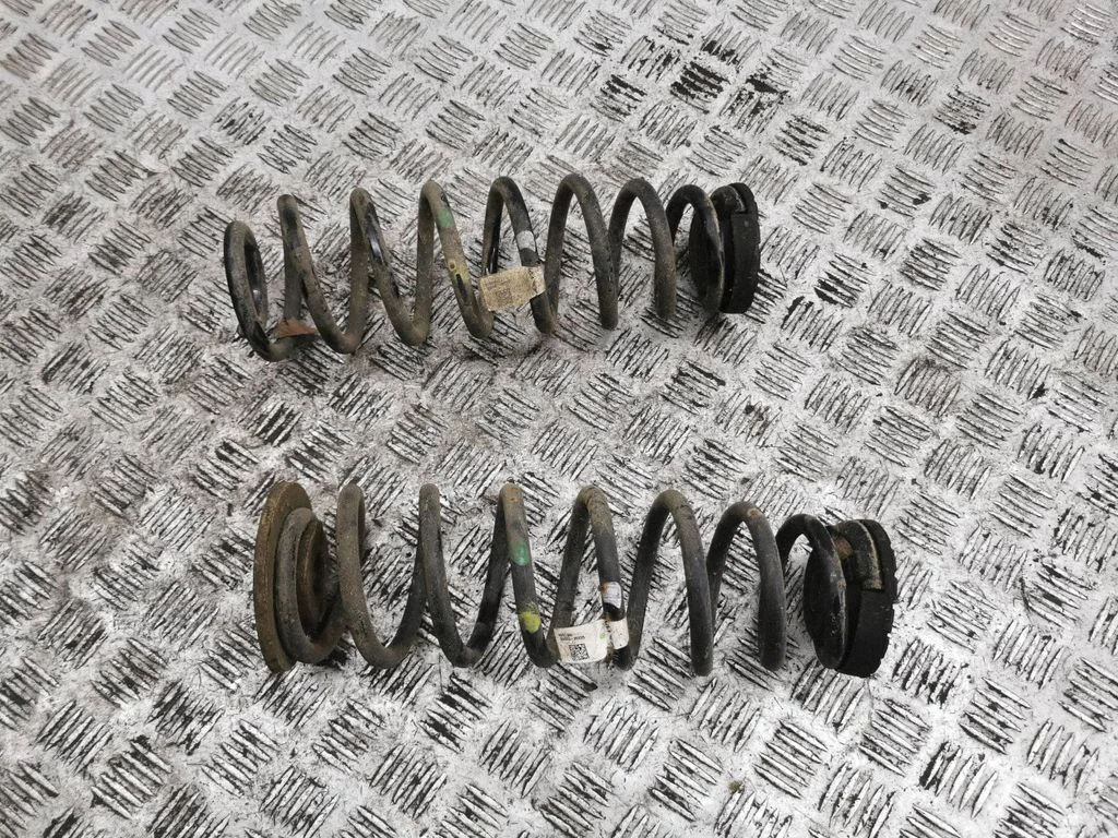 Rear coil spring 55350G2000