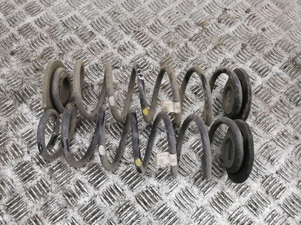 Rear coil spring 55355G4100