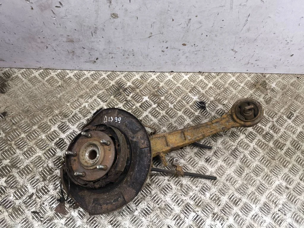 Rear wheel hub – right
