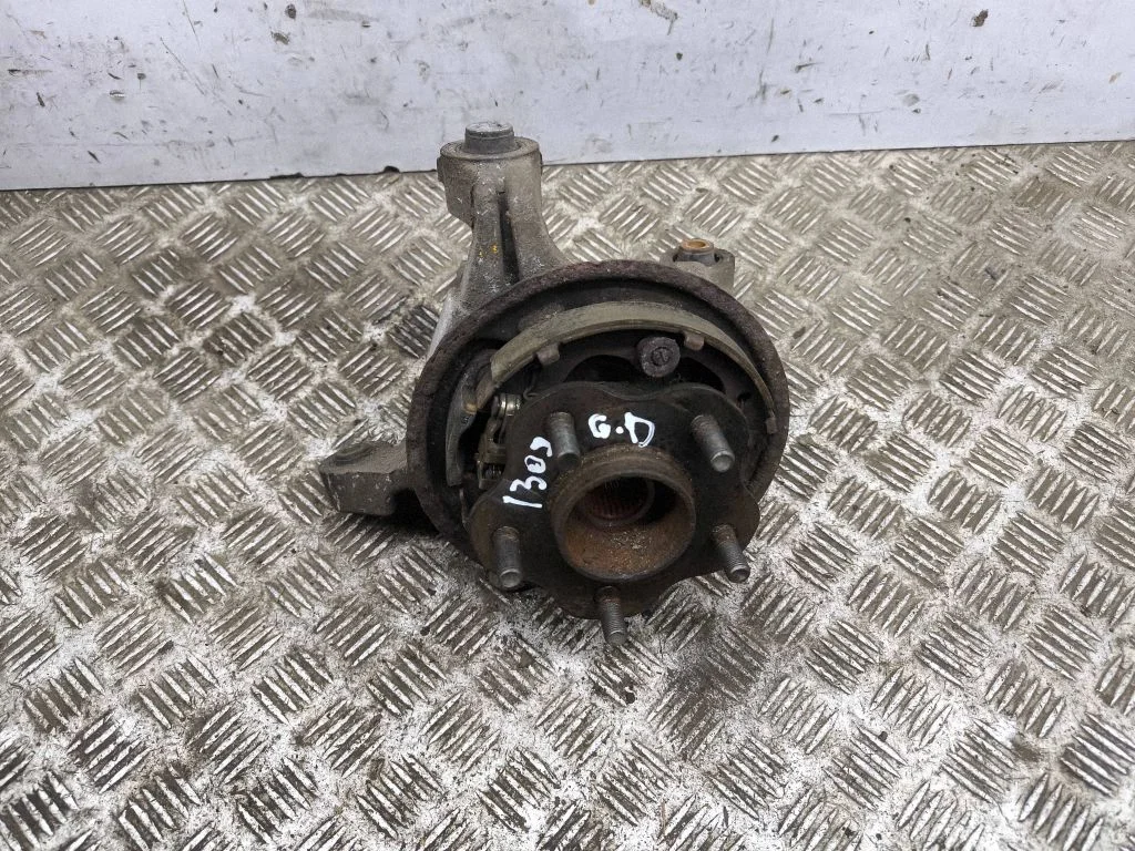 Rear wheel hub – right