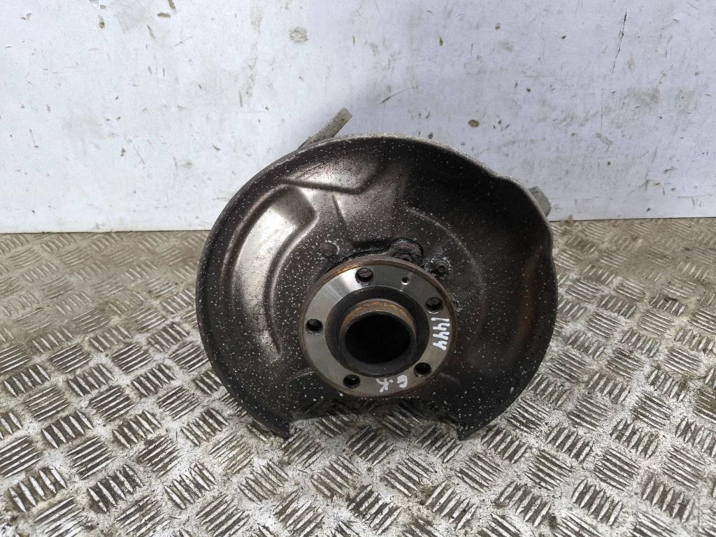 Rear wheel hub – left