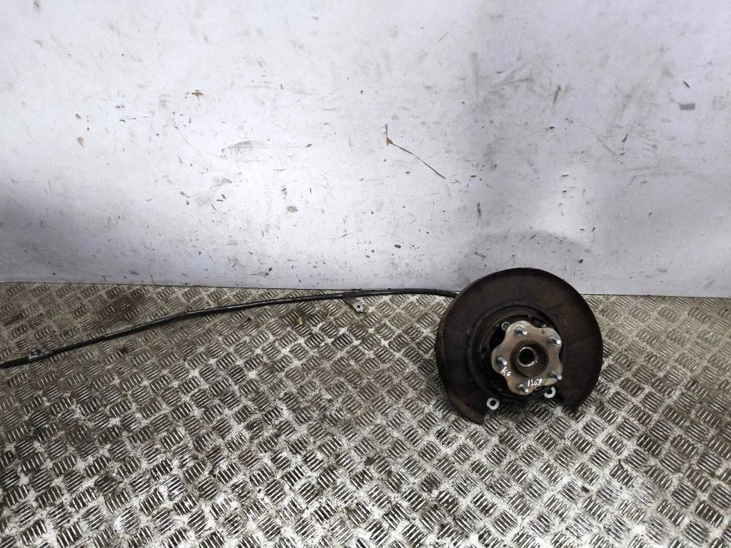 Rear wheel hub – left
