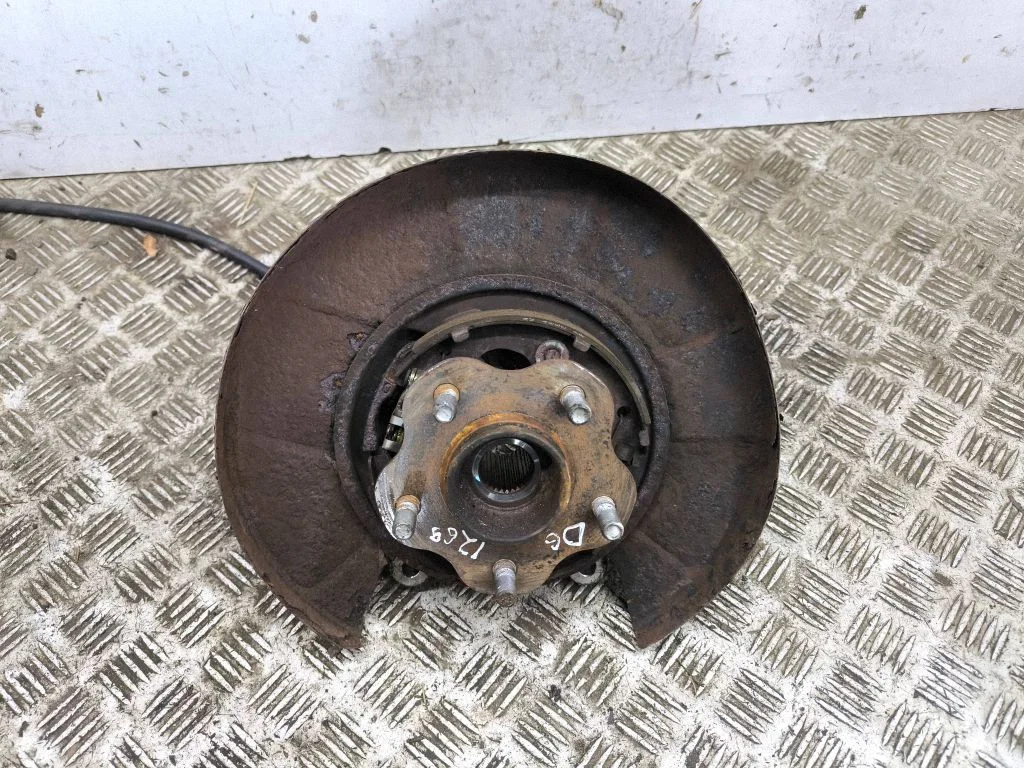 Rear wheel hub – right