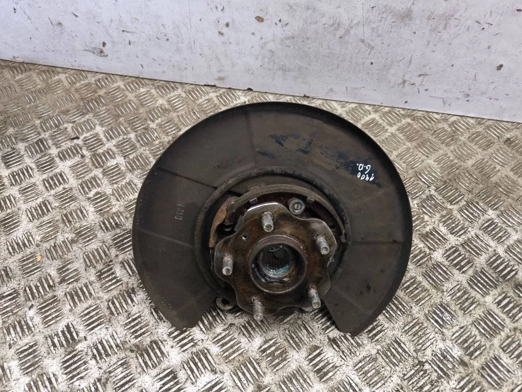 Rear wheel hub – right