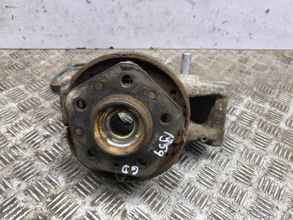 Rear wheel hub – right