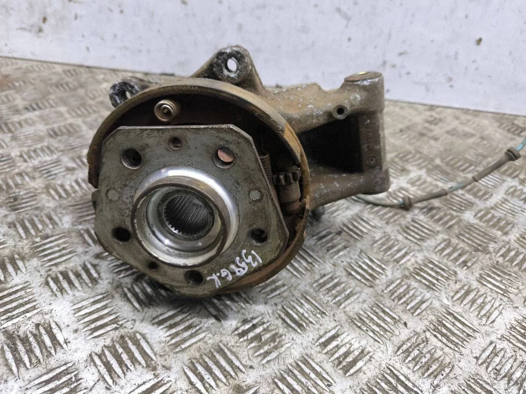 Rear wheel hub – left