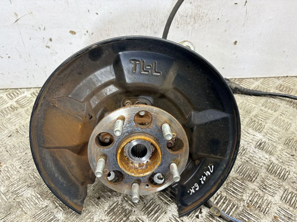 Rear wheel hub – left