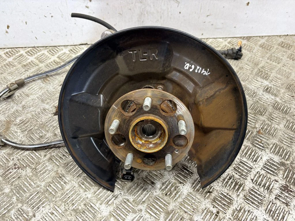 Rear wheel hub – right