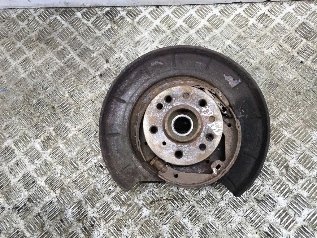 Rear wheel hub – left