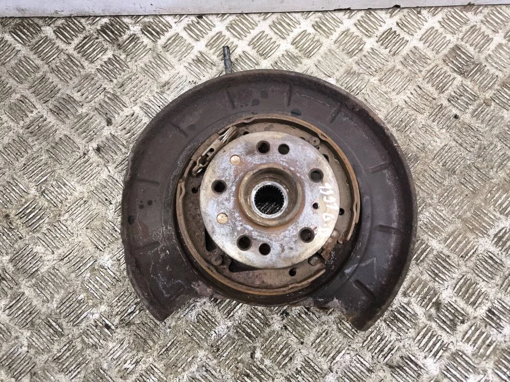 Rear wheel hub – right