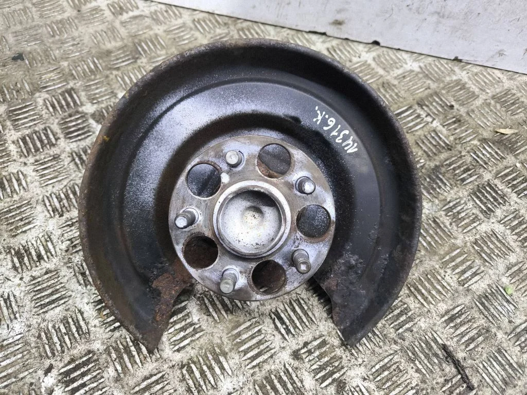 Tagumine rumm – Toyota Prius (XW30) (2009-2015)