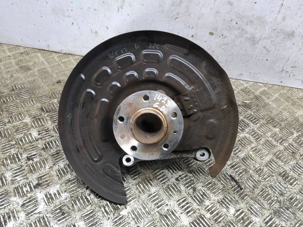 Rear wheel hub – right