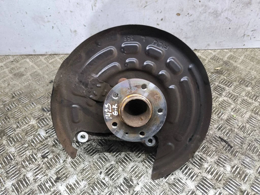 Rear wheel hub – left