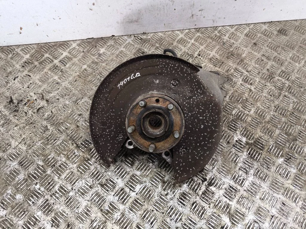 Rear wheel hub – right