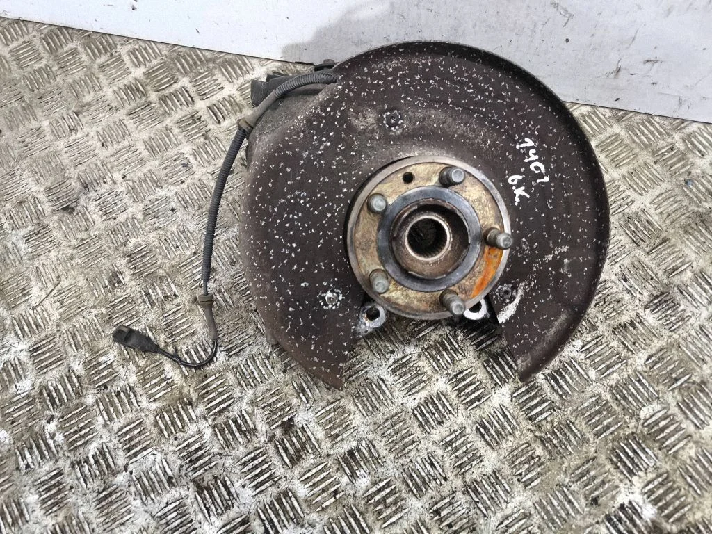 Rear wheel hub – left