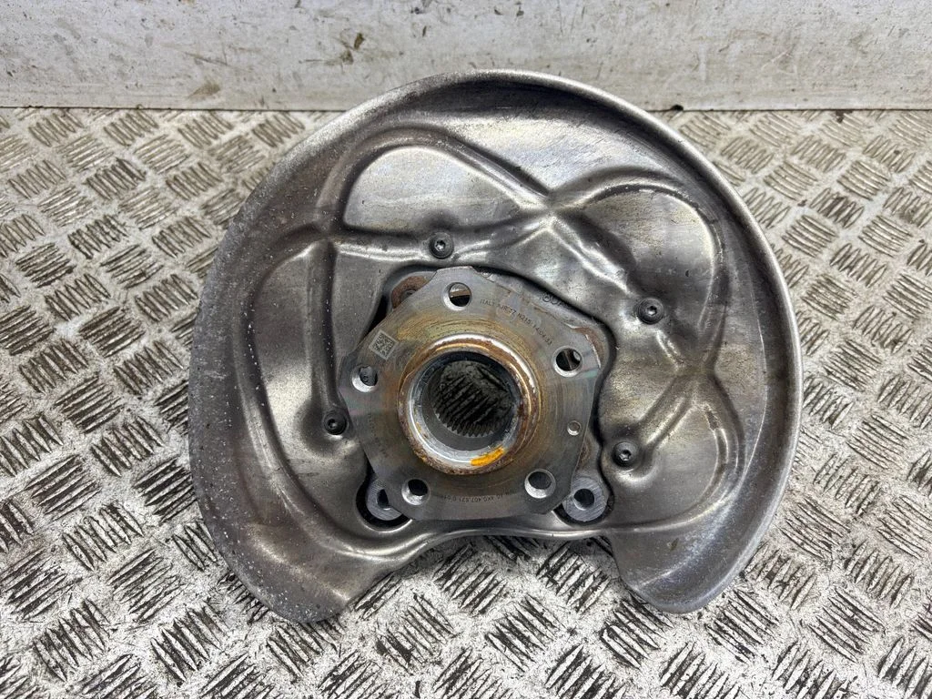 Rear wheel hub – right