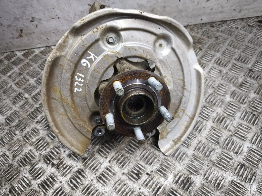 Rear wheel hub – left