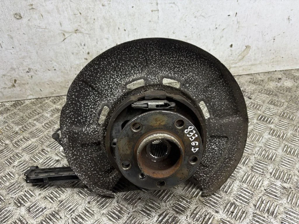 Rear wheel hub – right