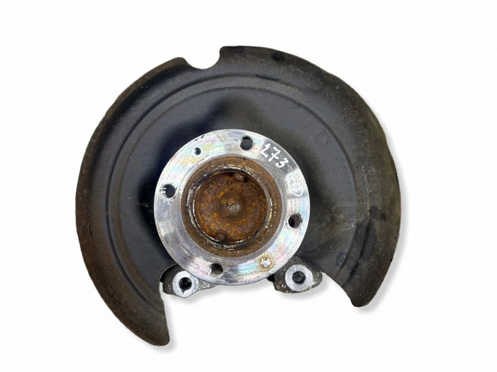 Rear wheel hub – right