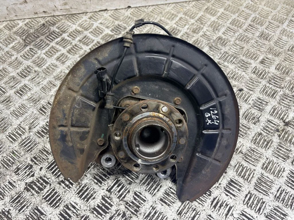 Rear wheel hub – left