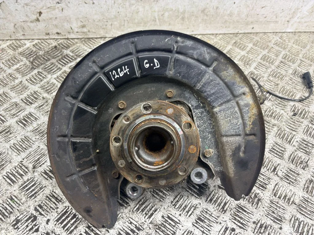 Rear wheel hub – right