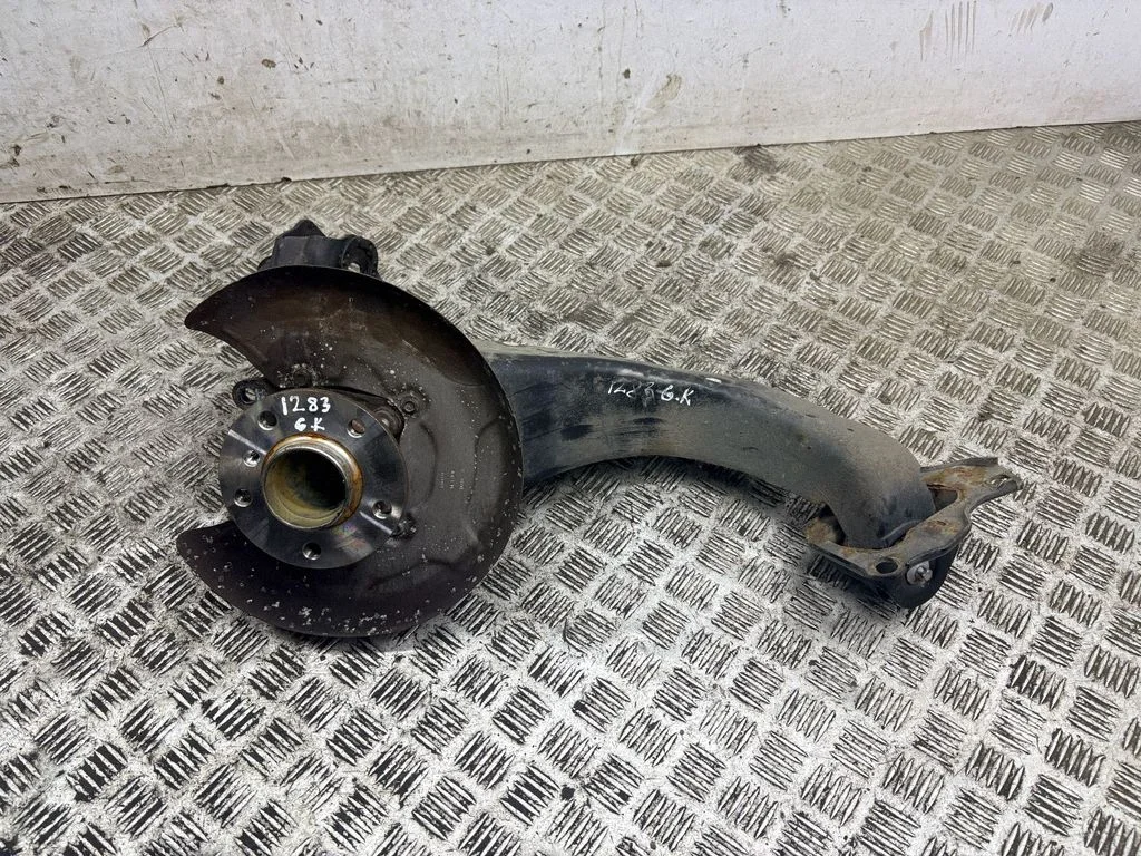 Rear wheel hub – left