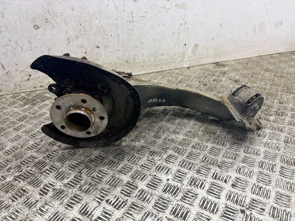 Rear wheel hub – right