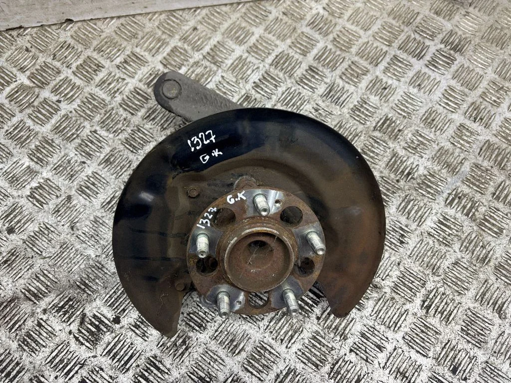 Rear wheel hub – left