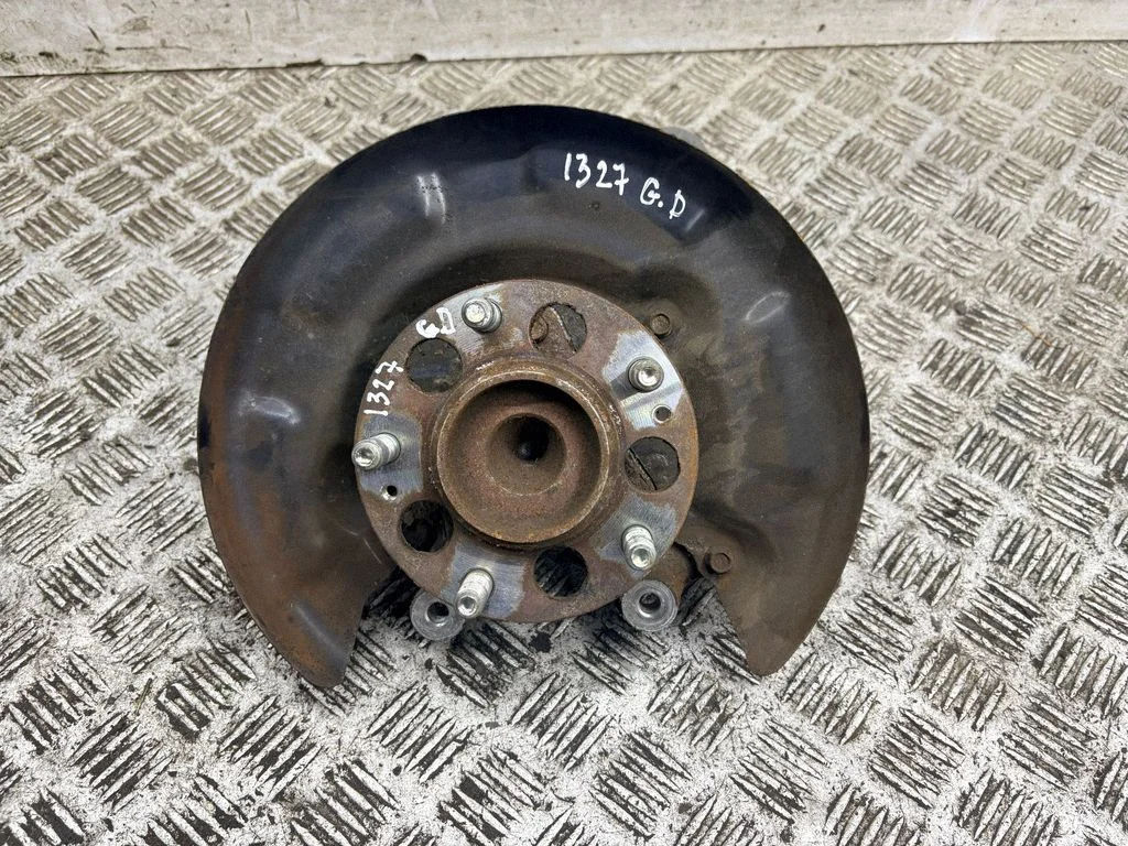 Rear wheel hub – right