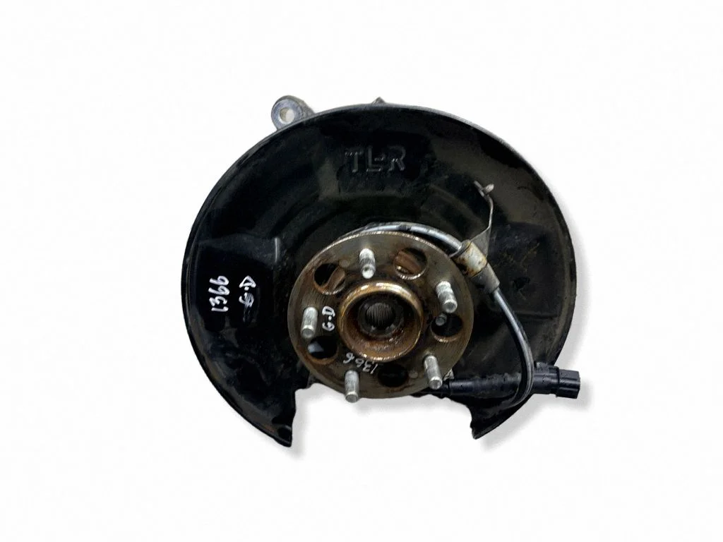 Rear wheel hub – right