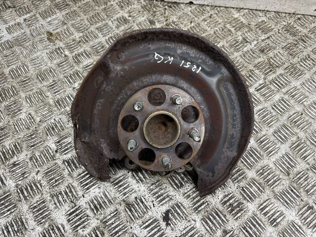 Rear wheel hub – left