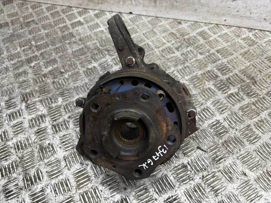 Rear wheel hub – left