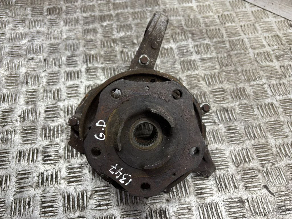 Rear wheel hub – right