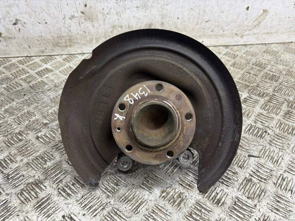 Rear wheel hub – left